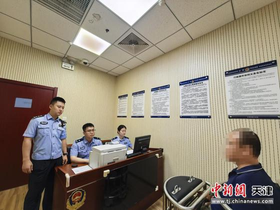 图为北京铁路公安局天津公安处天津站派出所执法办案队民警在审讯嫌疑人。（北京铁路公安局天津公安处供图）