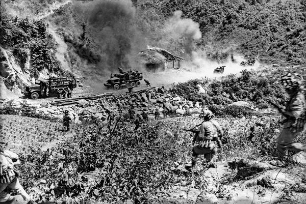 1951年5月17日上午7时，中国人民志愿军第20军60师178团2营5连的战士们在连长毛张苗的带领下，一夜奔走120华里，赶到朝鲜县里地区五马峙，追赶截击逃窜的李承晚部队。图为志愿军如猛虎下山，向被围之敌冲锋。  张崇岫 摄