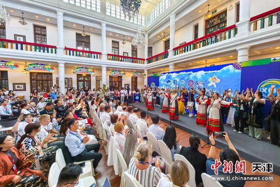 8月6日，上合国家青年学生“万花筒”文化市集天津开集。图为开幕式文艺演出。　记者 佟郁 摄