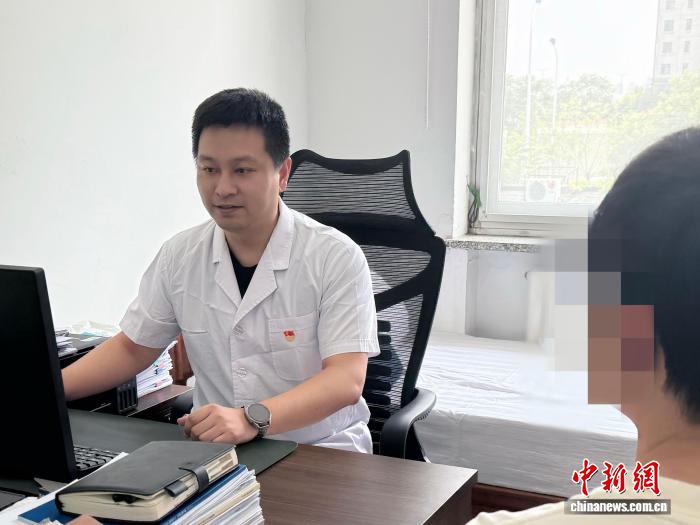 图为天津市东丽区万新街社区卫生服务中心主任刘劲松正在为患者进行诊疗。许开瑞 摄