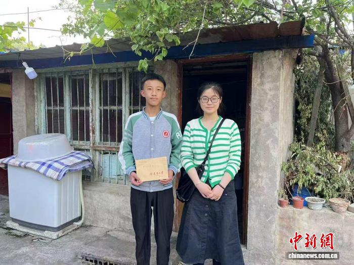 刘习前往顾文兵家中送上第一笔助学金。（天津大学 供图）